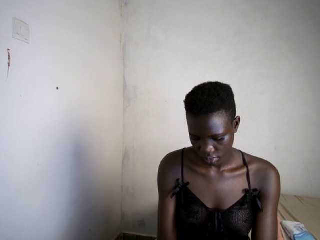 Prettieme12 live cam on BongaCams