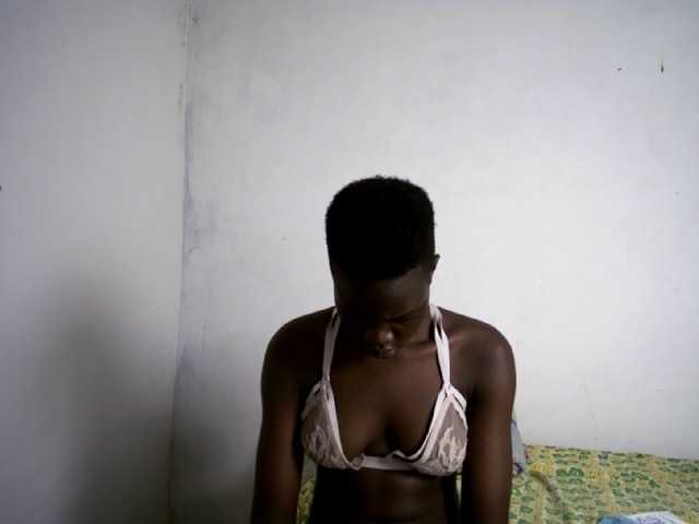 Prettieme12 live cam on BongaCams