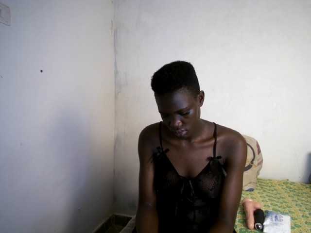 Prettieme12 live cam on BongaCams