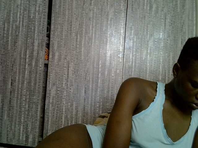 Prettieme12 live cam on BongaCams