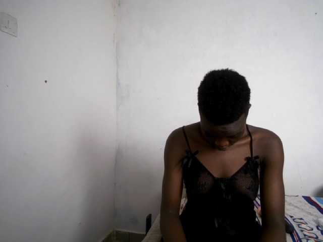 Prettieme12 live cam on BongaCams