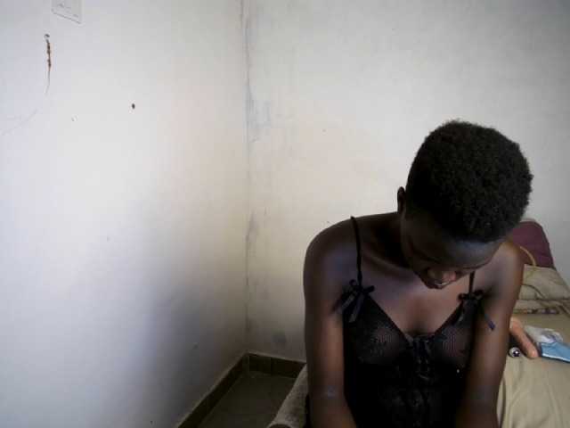 Prettieme12 live cam on BongaCams