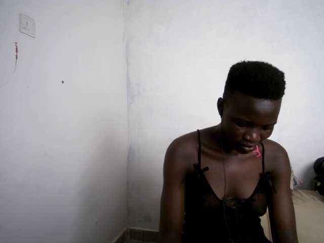 Prettieme12 live cam on BongaCams