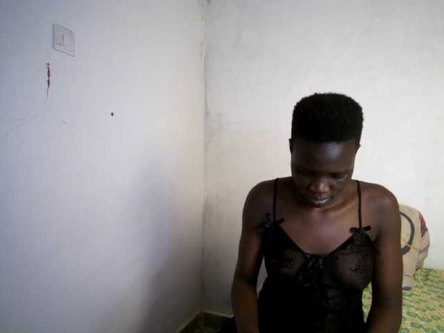 Prettieme12 live cam on BongaCams