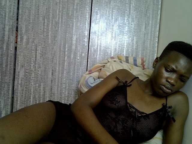 Prettieme12 live cam on BongaCams