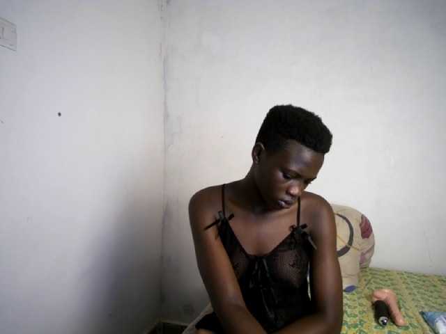 Prettieme12 live cam on BongaCams