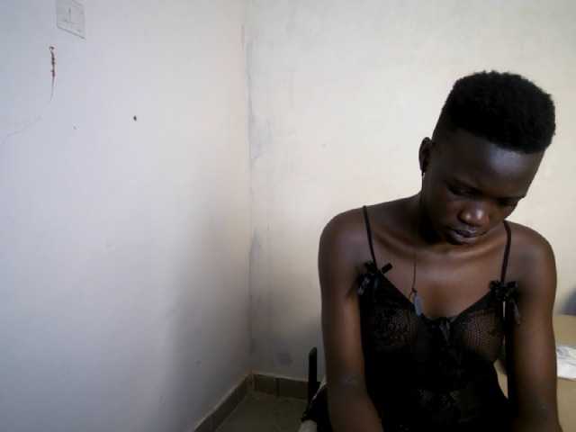 Prettieme12 live cam on BongaCams