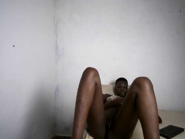 Prettieme12 live cam on BongaCams