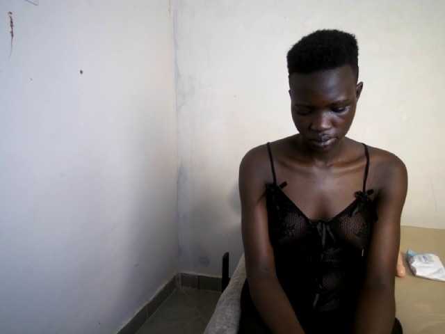 Prettieme12 live cam on BongaCams