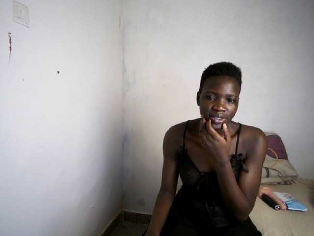 Prettieme12 live cam on BongaCams