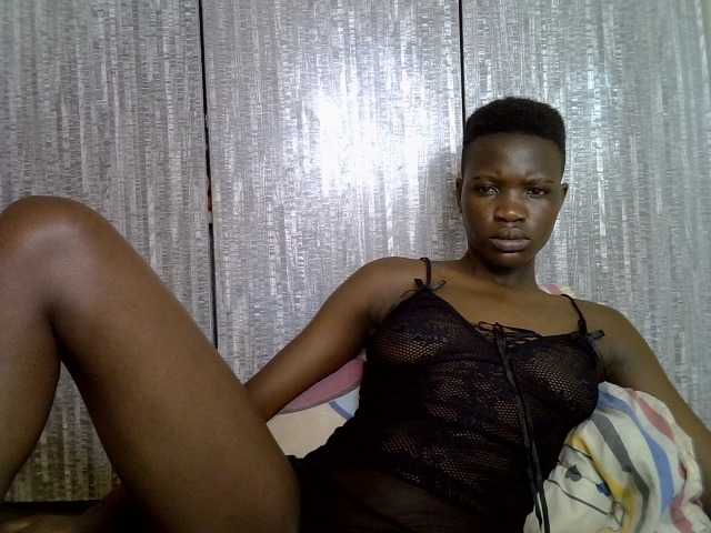 Prettieme12 live cam on BongaCams