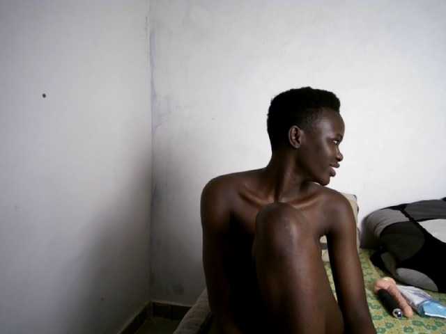 Prettieme12 live cam on BongaCams