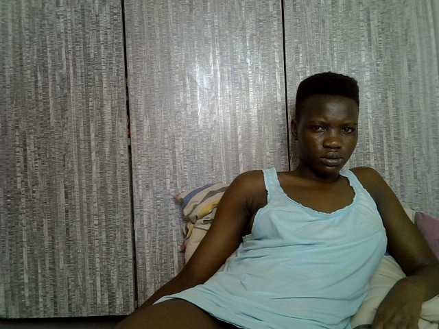 Prettieme12 live cam on BongaCams