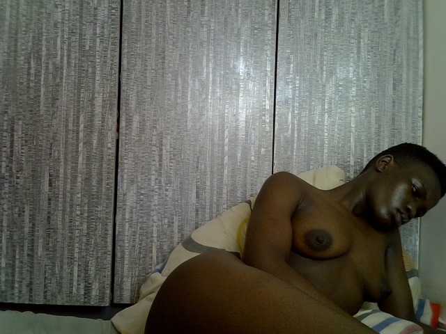 Prettieme12 live cam on BongaCams