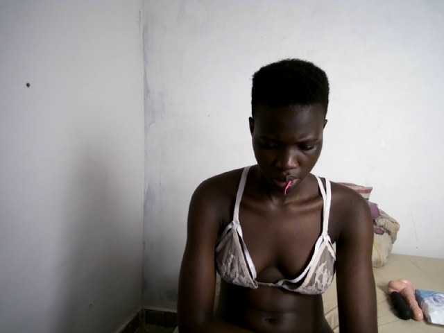 Prettieme12 live cam on BongaCams