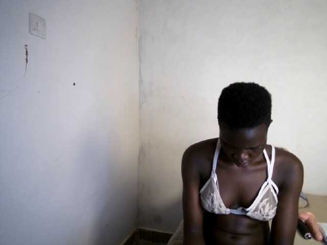 Prettieme12 live cam on BongaCams