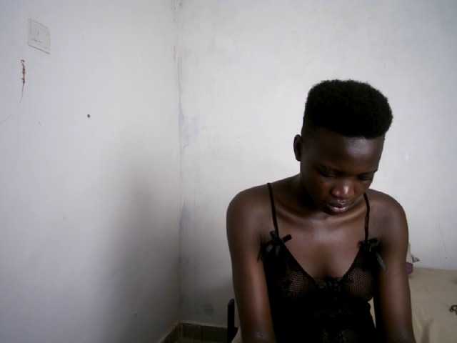 Prettieme12 live cam on BongaCams