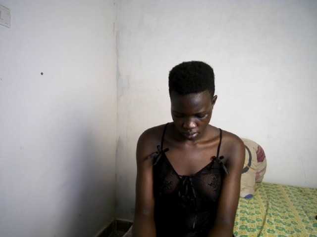 Prettieme12 live cam on BongaCams