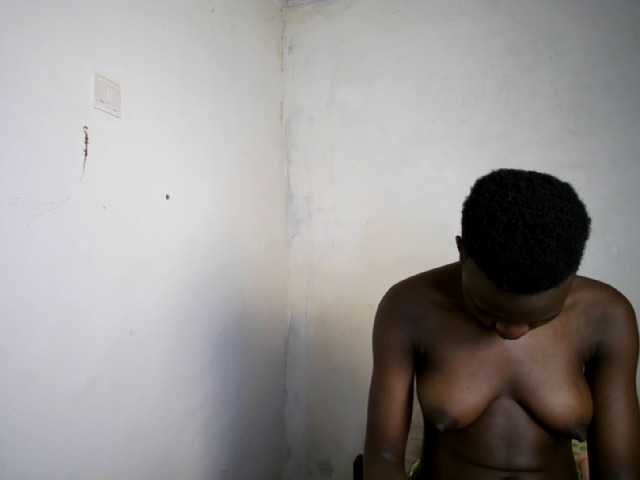 Prettieme12 live cam on BongaCams