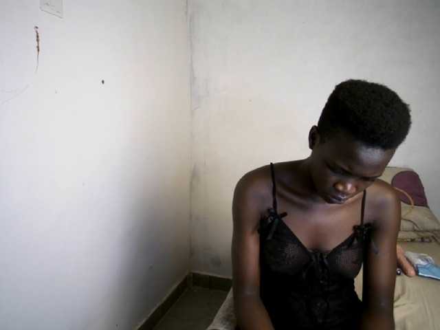 Prettieme12 live cam on BongaCams