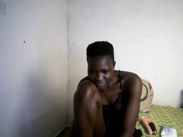 Prettieme12 live cam on BongaCams