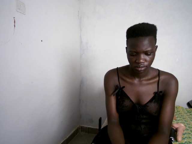 Prettieme12 live cam on BongaCams
