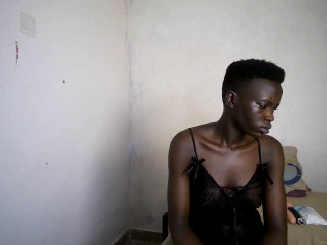 Prettieme12 live cam on BongaCams