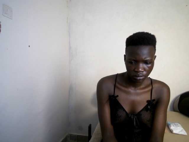 Prettieme12 live cam on BongaCams