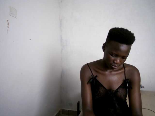 Prettieme12 live cam on BongaCams
