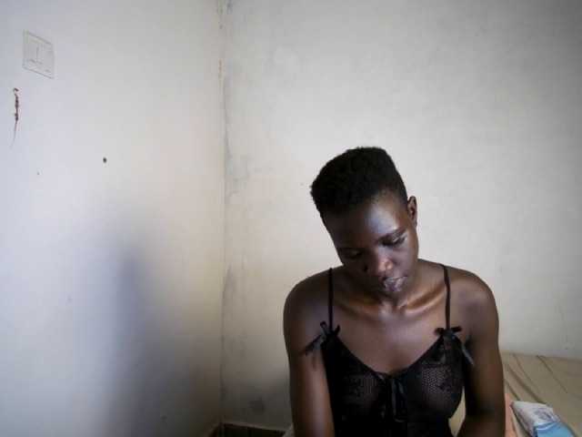 Prettieme12 live cam on BongaCams