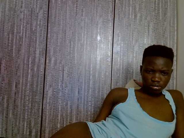 Prettieme12 live cam on BongaCams