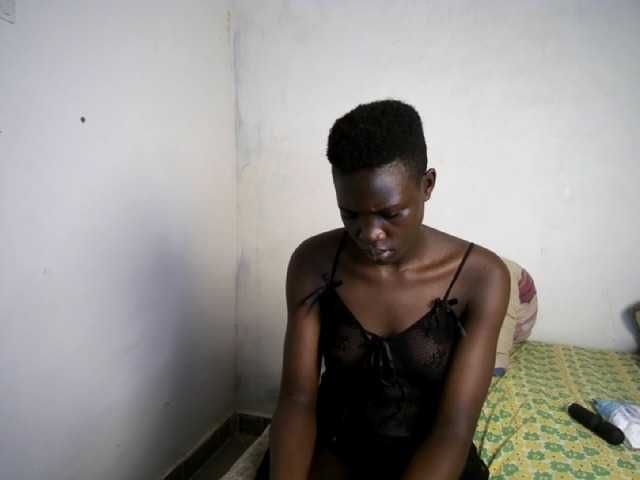 Prettieme12 live cam on BongaCams