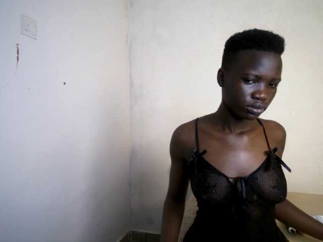 Prettieme12 live cam on BongaCams