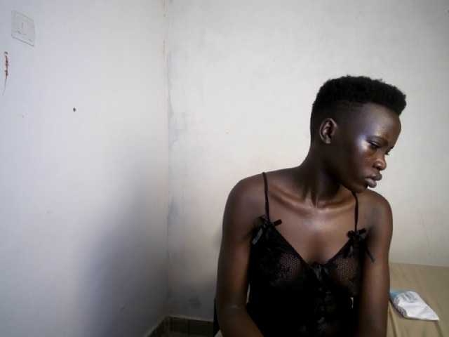 Prettieme12 live cam on BongaCams