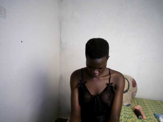 Prettieme12 live cam on BongaCams