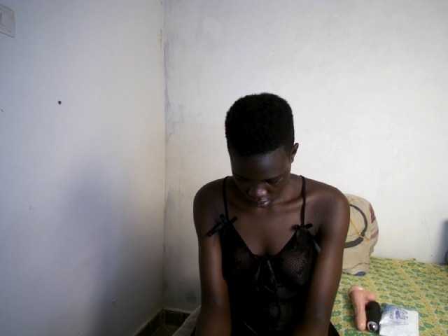Prettieme12 live cam on BongaCams