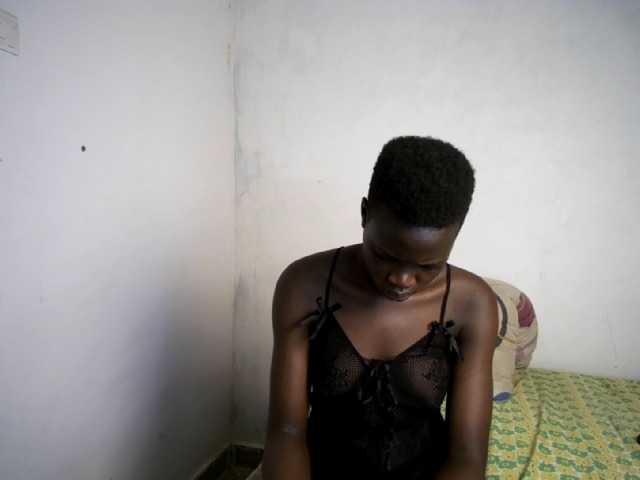 Prettieme12 live cam on BongaCams