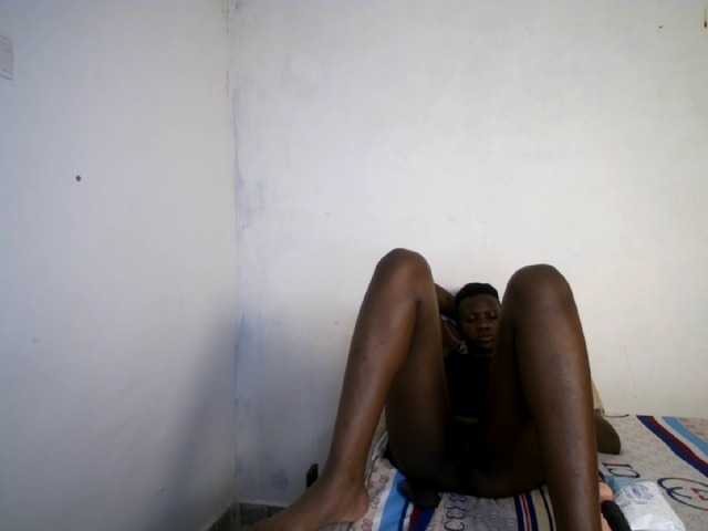 Prettieme12 live cam on BongaCams