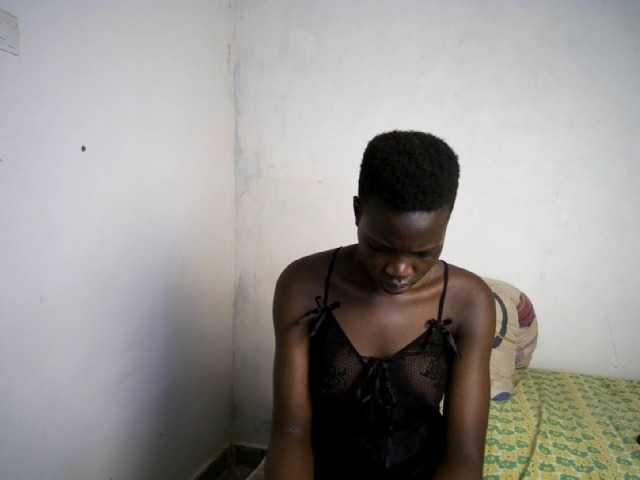Prettieme12 live cam on BongaCams
