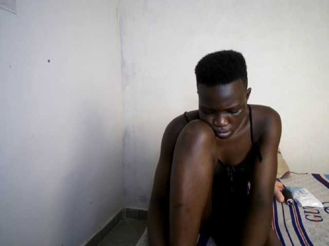 Prettieme12 live cam on BongaCams