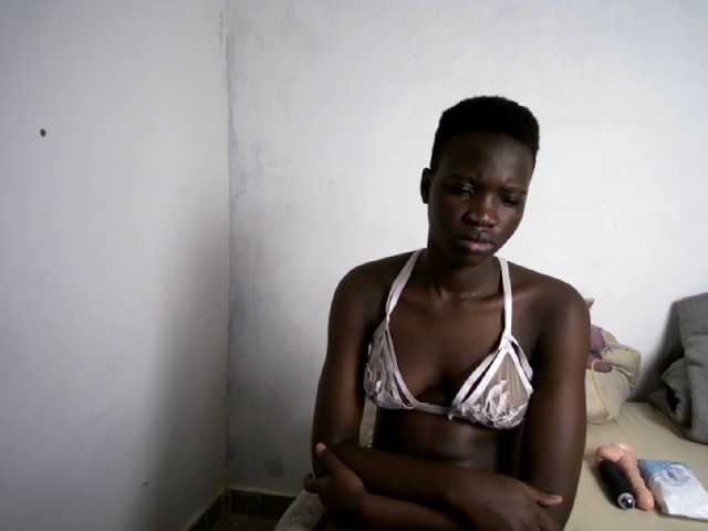 Prettieme12 live cam on BongaCams