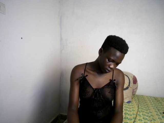 Prettieme12 live cam on BongaCams