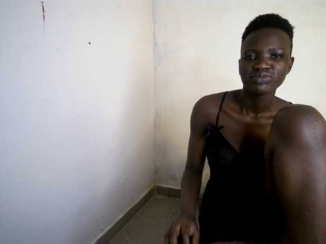 Prettieme12 live cam on BongaCams
