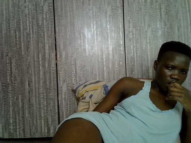 Prettieme12 live cam on BongaCams