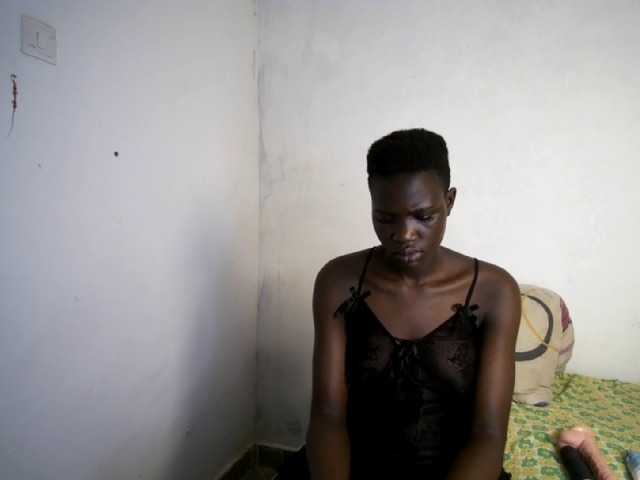 Prettieme12 live cam on BongaCams