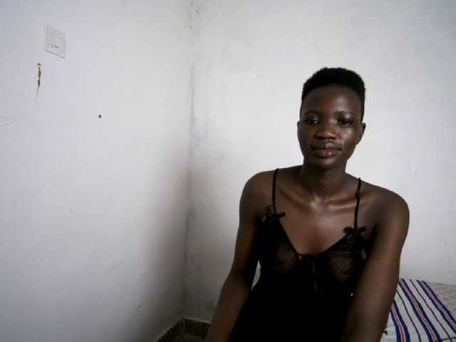 Prettieme12 live cam on BongaCams