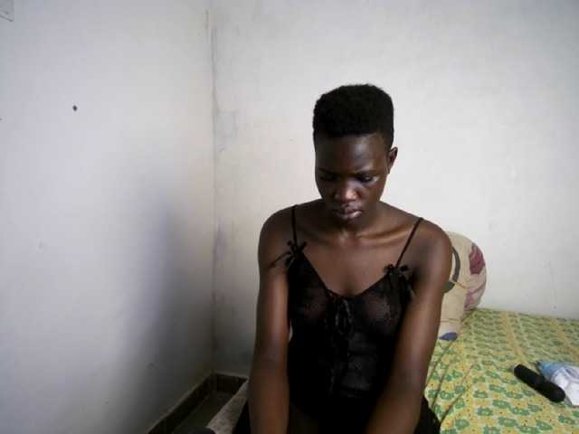 Prettieme12 live cam on BongaCams
