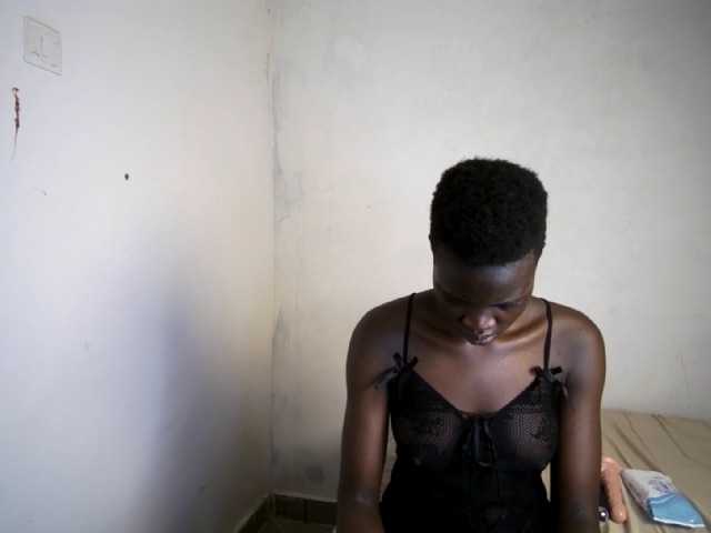 Prettieme12 live cam on BongaCams