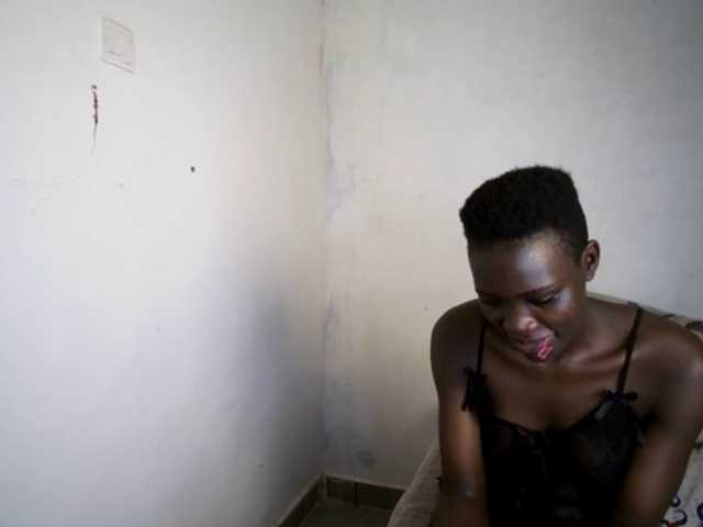 Prettieme12 live cam on BongaCams