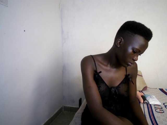 Prettieme12 live cam on BongaCams